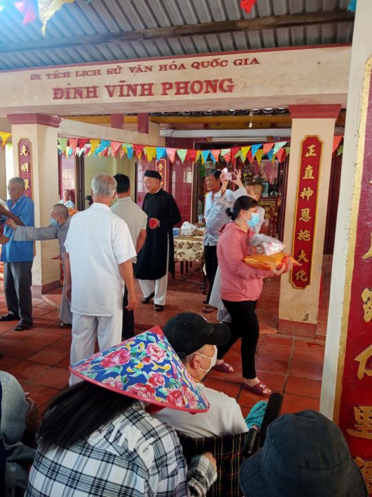 Thủ Thừa: tặng quà người mù nhân ngày giỗ của ông Mai Tự Thừa