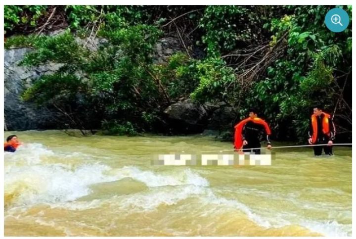 Xe chở du khách lao xuống sông khi đi tham quan thác