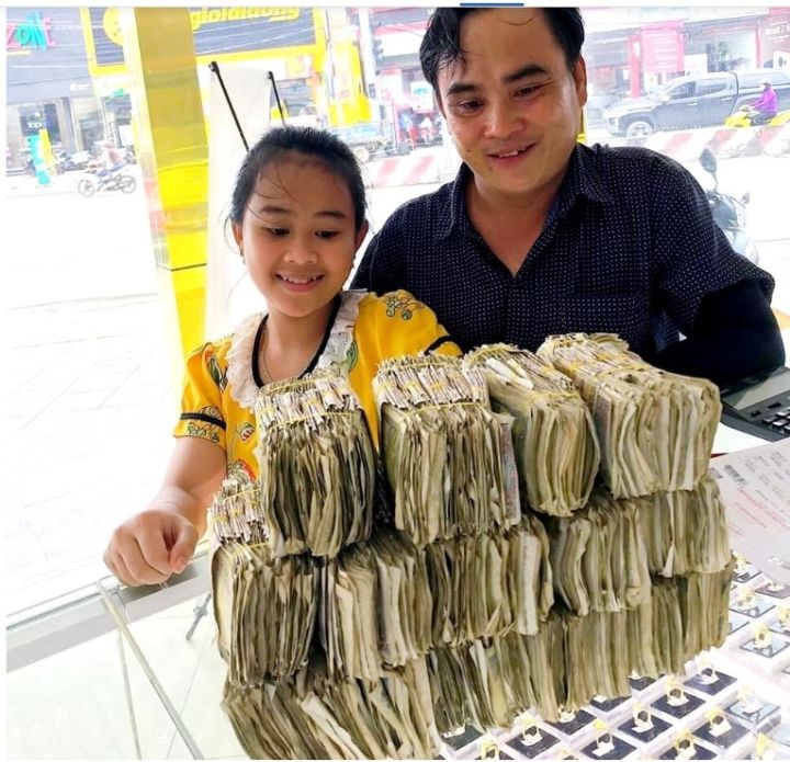 Hai bé ở Long An ‘đập heo’, mang 7kg tiền mặt đi mua vàng tặng bố