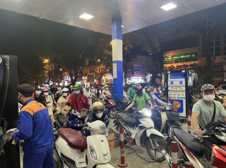 Người dân chật vật tìm nơi mua xăng dầu, Hà Nội được tiếp thêm 1.000m3