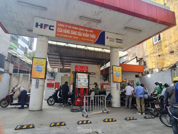 Hàng loạt cây xăng bán nhỏ giọt, đối phó, người dân Hà Nội bức xúc vì phải xếp hàng dài