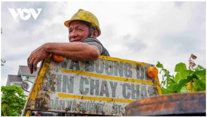 Người đàn ông tật nguyền ở Cần Thơ chuyên đi vá lành những ổ gà