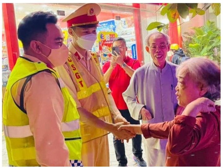 CSGT Hà Nội giúp đỡ cụ bà đi lạc 10 km về nhà