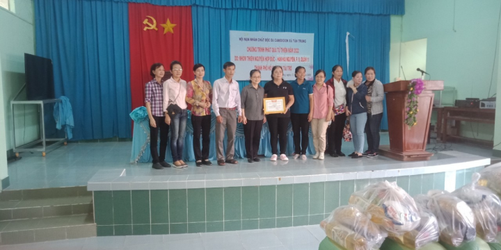 Tân Trung: Tặng quà cho nạn nhân chất độc da cam và người khuyết tật