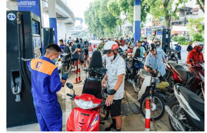 Công an Hà Nội yêu cầu cây xăng hạn chế bán lẻ bằng chai, lọ cho khách