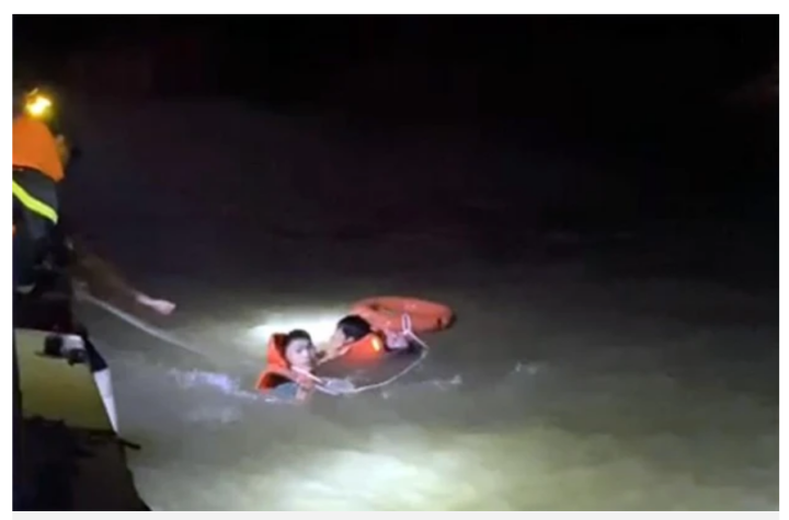 Cảnh sát lao xuống sông Hồng cứu người đàn ông nhảy cầu Chương Dương