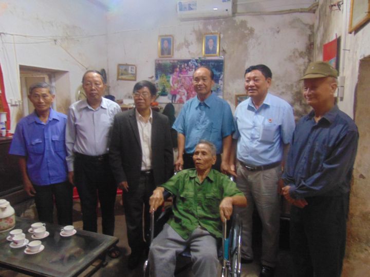 Hội Nạn nhân chất độc da cam/dioxin và Hội Cựu chiến binh tỉnh Ninh Bình tặng xe lăn