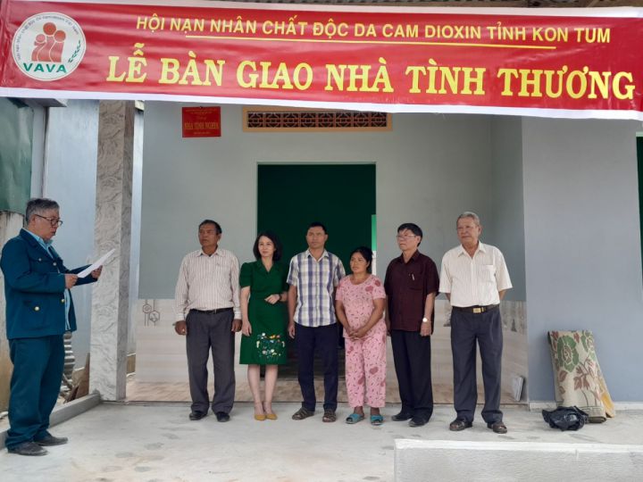 Hội tỉnh Kon Tum bàn giao Nhà tình thương cho gia đình nạn nhân