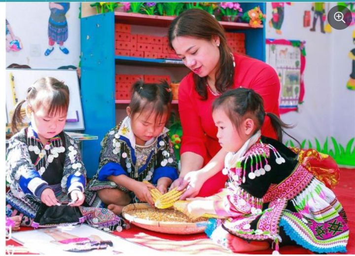 Cô giáo vượt 5 km đường mòn dốc đến trường bất kể nắng mưa, 15 năm bám bản dạy trẻ vùng cao