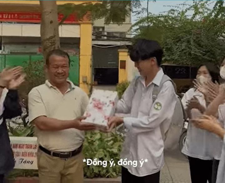 Nhân dịp 20/11, nhóm học trò tặng quà cho bác bảo vệ kèm lời nhắn cảm động vô cùng