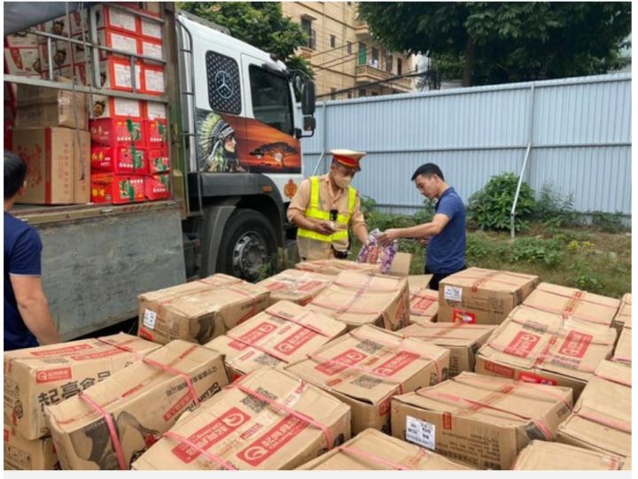 Hà Nội: Phát hiện 40.000 gói xúc xích, bánh quy không rõ nguồn gốc xuất xứ