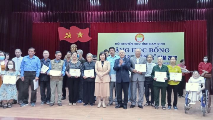 Tỉnh hội Nam Định: Tặng học bổng “Học không bao giờ cùng” cho NNCĐDC.