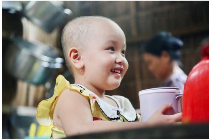 Xót xa câu nói của bé gái 5 tuổi mắc ung thư máu nhưng không có tiền tái khám