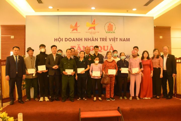 Hội Doanh nhân trẻ Việt Nam: Trao 50 suất quà cho nạn nhân chất độc da cam tỉnh Thái bình