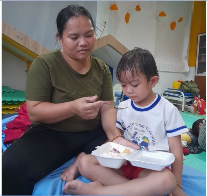 Bé gái 5 tuổi mắc bệnh hiểm nghèo cùng mẹ chia suất cơm cầm cự qua ngày để giành giật sự sống