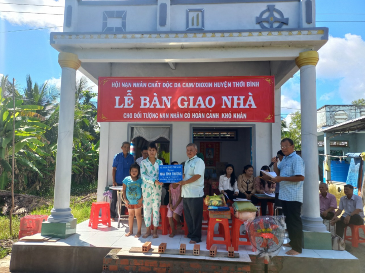 Bàn giao nhà tình thương cho nạn nhân chất độc da cam