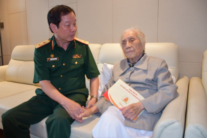 Chủ tịch Hội Nạn nhân chất độc da cam/dioxin Việt Nam thăm bà Nguyễn Thị Bình