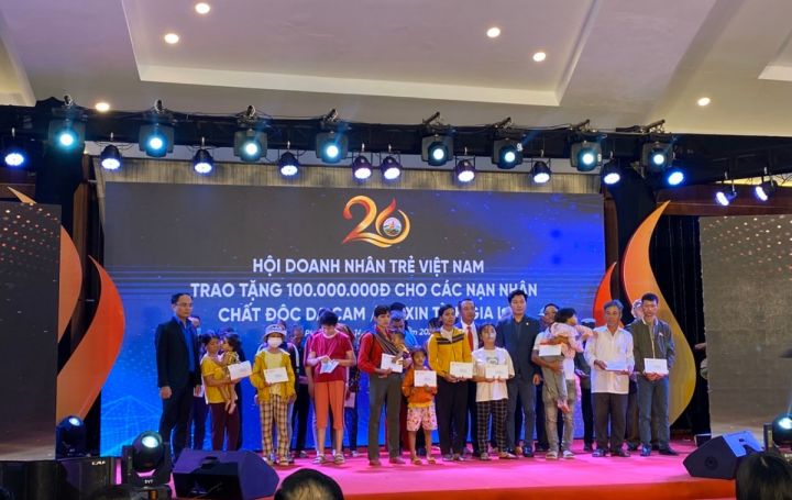 Trung ương Hội Doanh nhân trẻ Việt Nam tặng quà cho NNCĐDC tỉnh Gia Lai