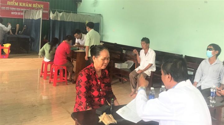 Hội huyện Bù Đốp tổ chức khám bệnh, tư vấn sức khỏe, cấp thuốc miễn phí cho nạn nhân chất độc da cam