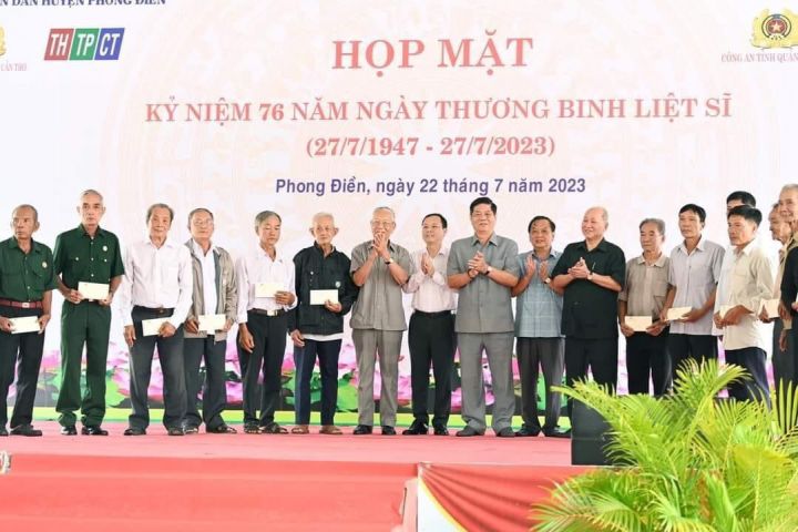 Ban Liên lạc Tiểu đoàn Tây Đô tặng quà nạn nhân chất độc da cam