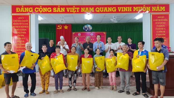Trao quà cho nạn nhân chất độc  da cam tại xã Phong Nẫm, thành phố Cần Thơ