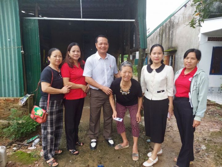 Hội Chữ thập đỏ xã Đạ Tẻh: Thăm, tặng quà các gia đình chính sách