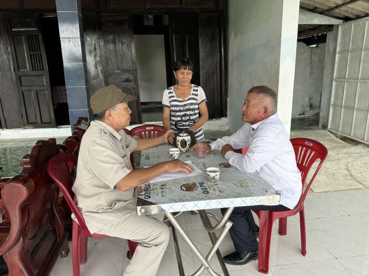 Xót xa cảnh người cha 93 tuổi phải nuôi 3 con bị nhiễm chất độc da cam   