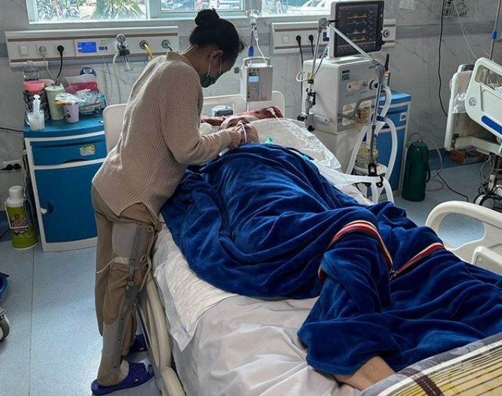 Người chồng là NNCĐDC ốm liệt giường mọi sự trông cậy vào người vợ khuyết tật