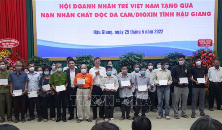 Hội Doanh nhân trẻ Việt Nam tặng quà nạn nhân chất độc da cam tỉnh Hậu Giang