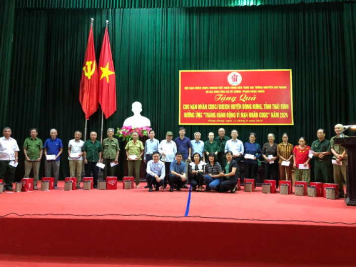 A good deed of General Nguyen Chi Thanh's family for victims of Agent Orange Thai Binh (2)