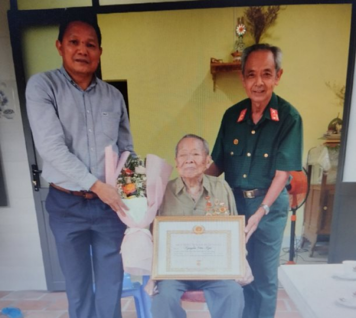 Nạn nhân chất độc da cam Nguyễn Văn Ngư được nhận Huy hiệu 70 năm tuổi Đảng