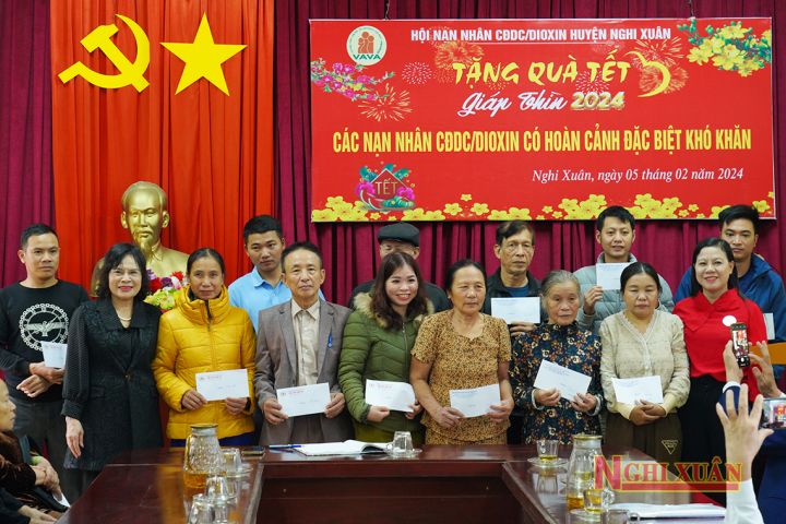 Người phụ nữ 17 năm nặng lòng với nạn nhân chất độc da cam