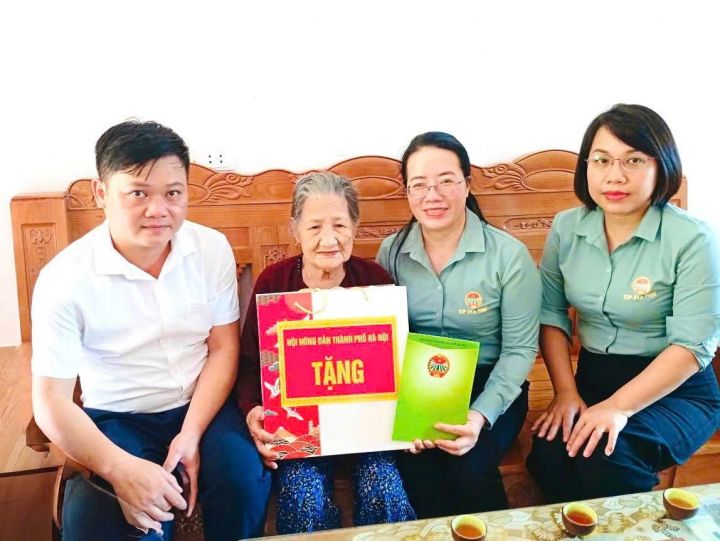 Hội Nông dân TP Hà Nội thăm, tặng quà nạn nhân chất độc da cam