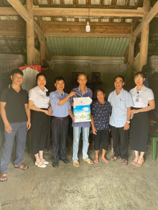 Bệnh viện Đa khoa Hùng Vương và xã Chí Đám thăm, tặng quà nạn nhân chất độc da cam