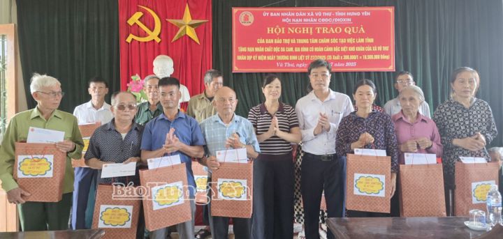 Hưng Yên: Trao quà cho nạn nhân chất độc da cam