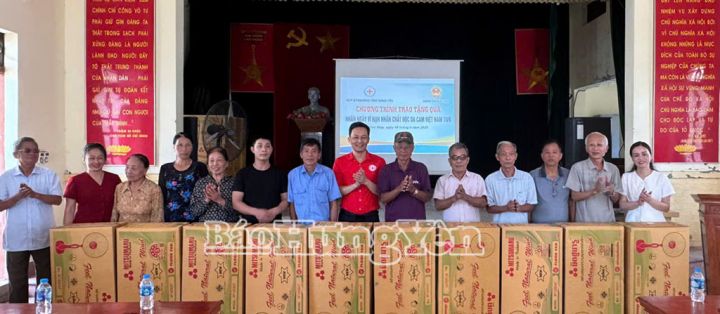 Quỹ Bảo trợ nạn nhân chất độc da cam Hưng Yên trao quà cho nạn nhân chất độc da cam