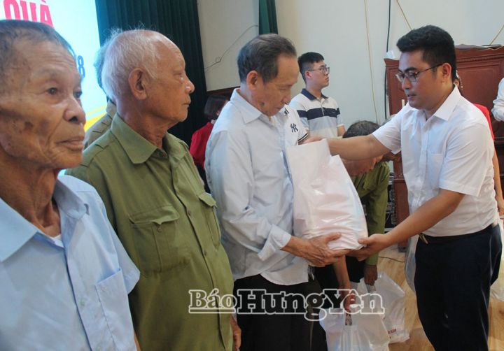 Quỹ Bảo trợ nạn nhân chất độc da cam tỉnh Hưng Yên trao quà nạn nhân chất độc da cam