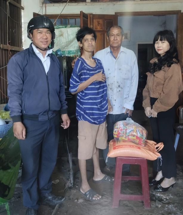 Hội xã Phú Tân trao quà cho nạn nhân