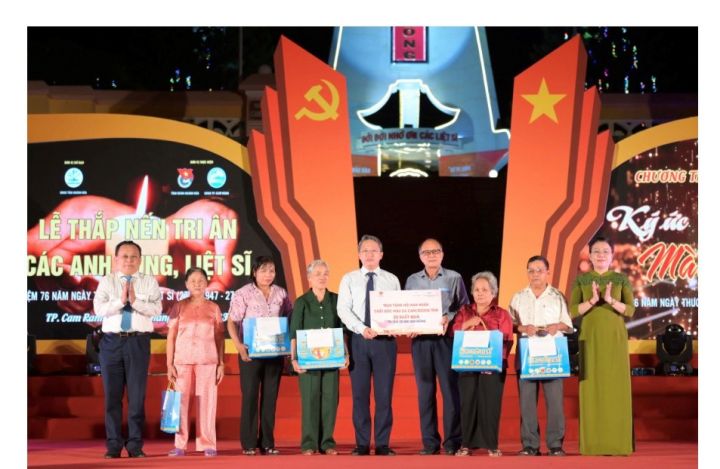 Tỉnh Khánh Hòa tặng quà nạn nhân chất độc da cam