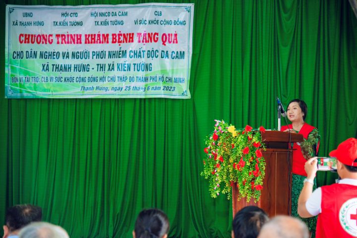 Thị xã Kiến Tường khám bệnh, tặng quà cho nạn nhân chất độc da cam