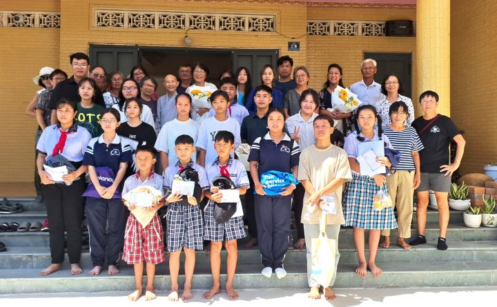 Chùa Vĩnh Phong trao học bổng Avenir 