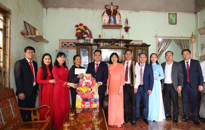 Lãnh đạo tỉnh Lâm Đồng thăm, tặng quà gia đình chính sách, nạn nhân chất độc da cam