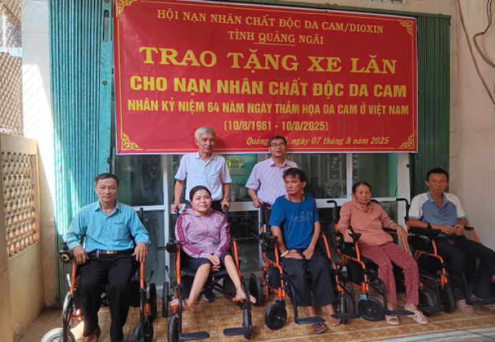 Tỉnh hội Quảng Ngãi trao tặng xe lăn điện cho nạn nhân chất độc da cam
