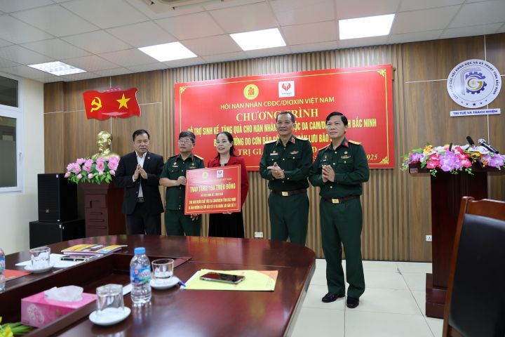 Trung ương Hội hỗ trợ sinh kế và tặng quà nạn nhân chất độc da cam tỉnh Bắc Ninh