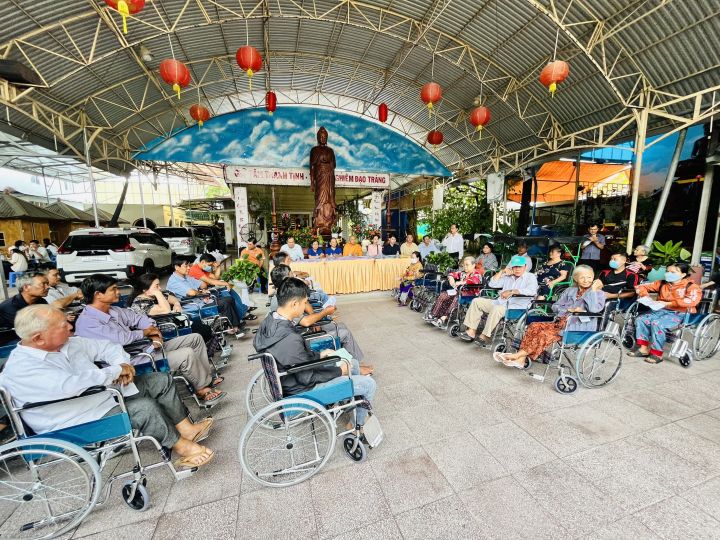 Hội Tthành phố Vĩnh Long tổ chức trao xe lăn, xe lắc cho nạn nhân chất độc da cam