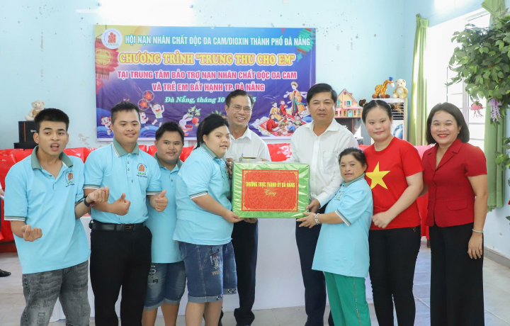 Bí thư Thành ủy Đà Nẵng thăm, tặng quà Tết Trung thu cho trẻ em là nạn nhân chất độc da cam