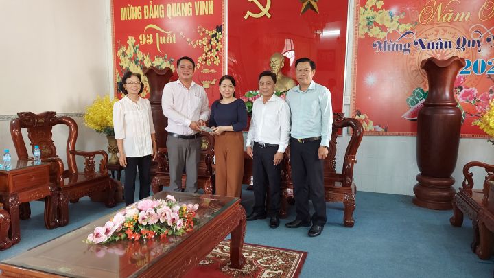 ông Lý Ngọc Thanh ủng hộ huyện Thủ Thừa làm đường giao thông nông thôn   