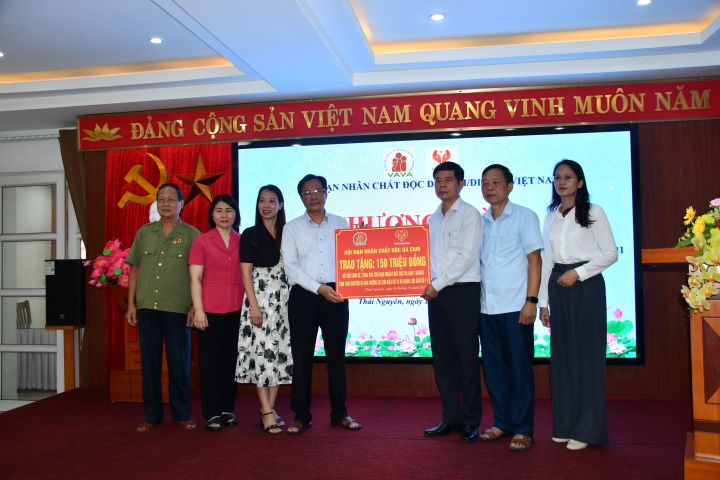 Trung ương Hội thăm hỗ trợ nạn nhân ở 2 tỉnh Thái Nguyên và Cao Bằng bị thiệt hại do bão số 10 và hoàn lưu bão số 11 gây ra