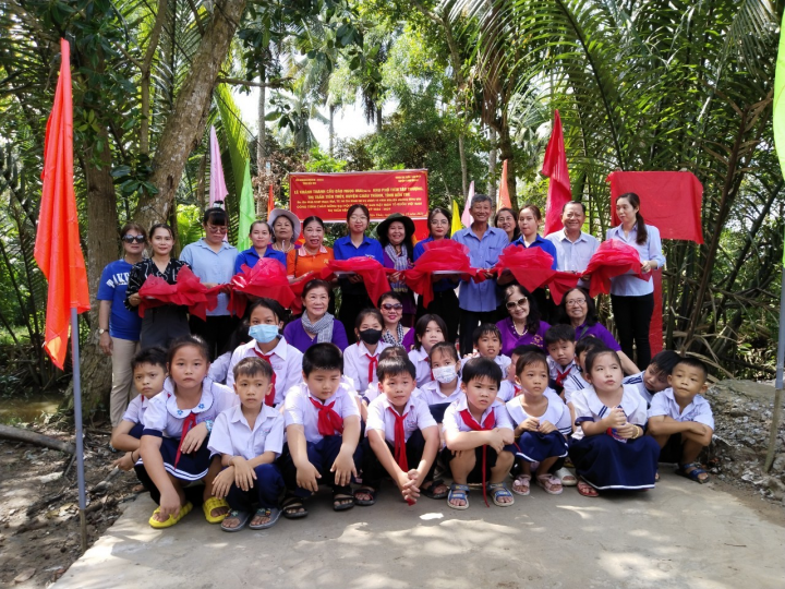 Bến Tre: Khánh thành cầu và tặng quà nạn nhân chất độc da cam