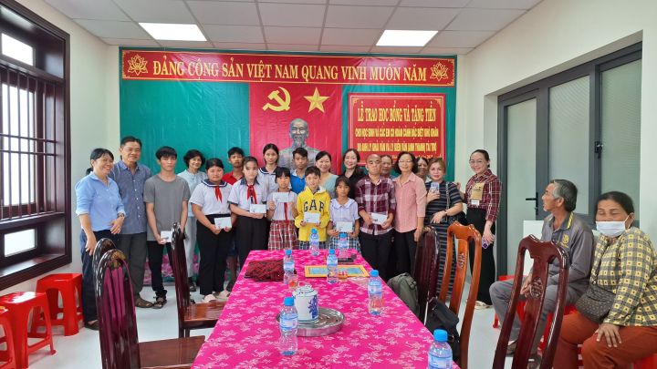 Xã Thủ Thừa tổ chức tặng học bổng cho học sinh khó khăn đặc biệt